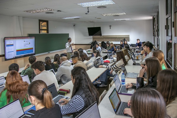 El CEU sube un 10% en las becas y las sitúa en 19 millones